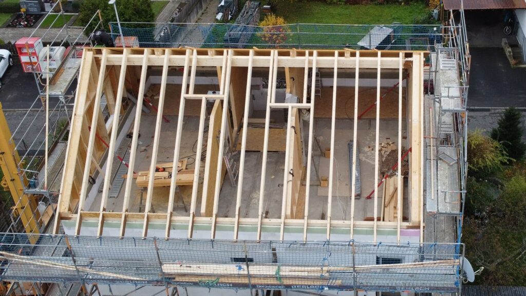 Aufstockung Wohngebäude mit Dachflächenfenstern – Zimmerei & Holzbau Seitz im Spessart