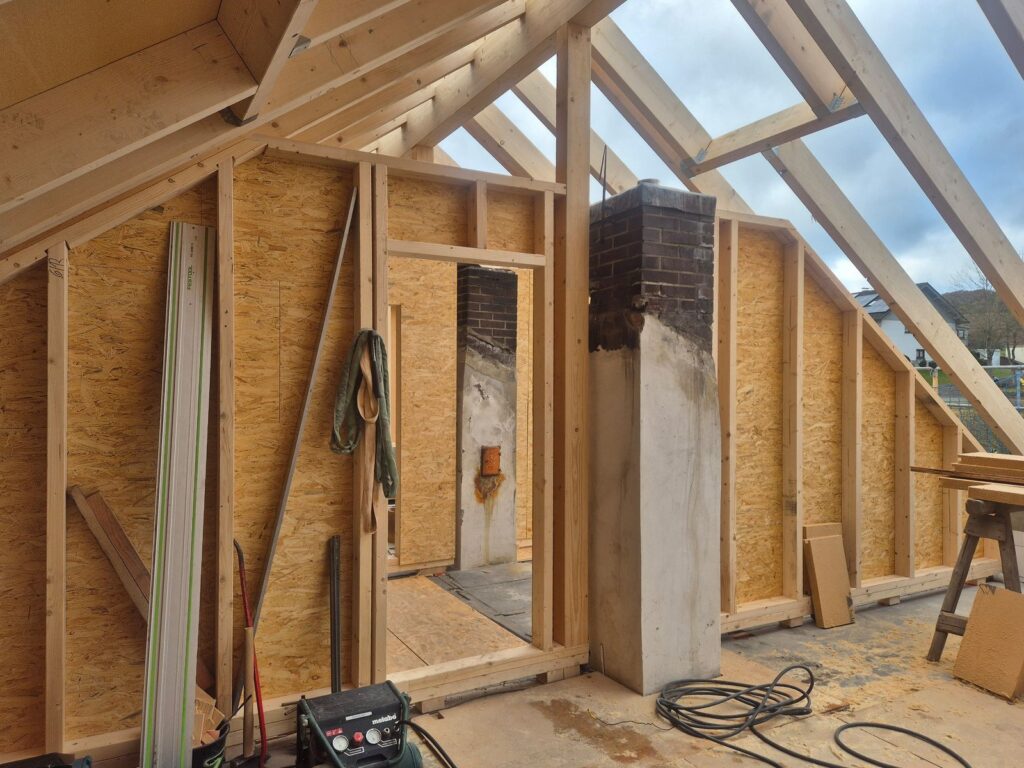 Aufstockung Wohngebäude mit Dachflächenfenstern – Zimmerei & Holzbau Seitz im Spessart