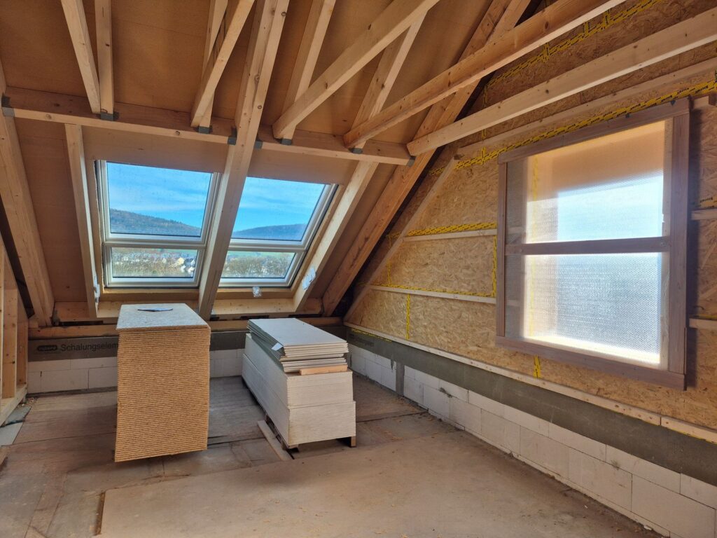 Aufstockung Wohngebäude mit Dachflächenfenstern – Zimmerei & Holzbau Seitz im Spessart