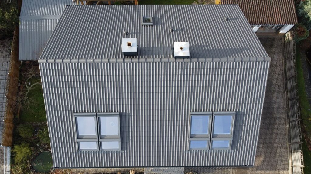 Aufstockung Wohngebäude mit Dachflächenfenstern – Zimmerei & Holzbau Seitz im Spessart