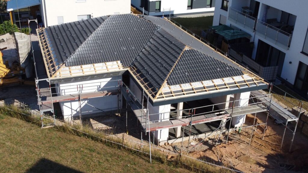 Neubau Bungalow mit Walmdach – Zimmerei & Holzbau Seitz im Spessart