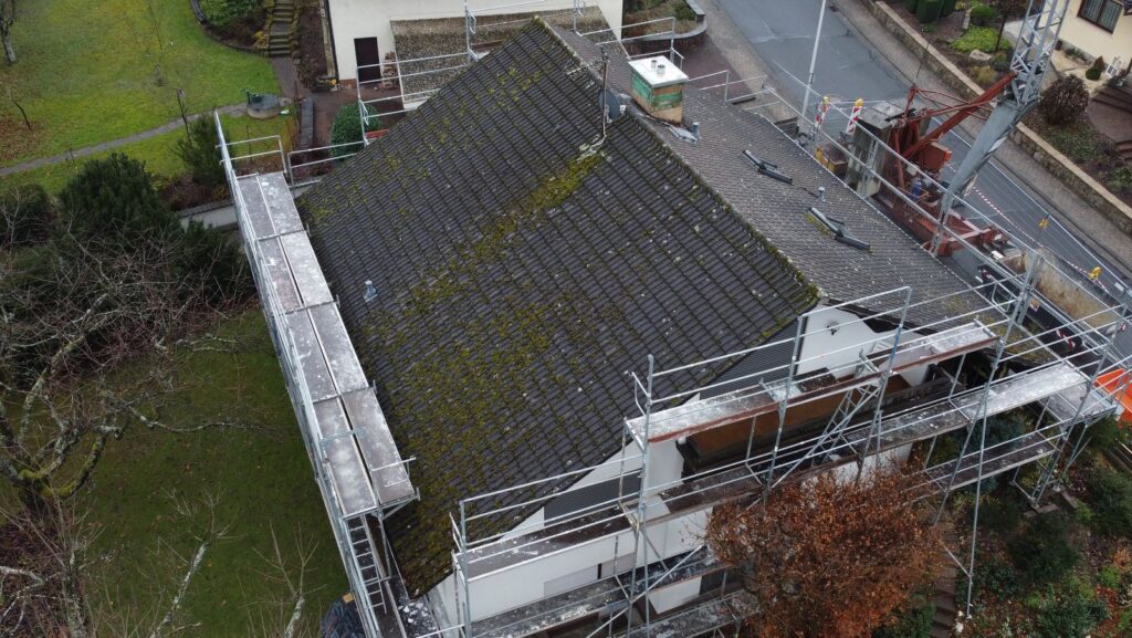 Energetische Dachsanierung mit großer Dachgaube – Zimmerei & Holzbau Seitz im Spessart