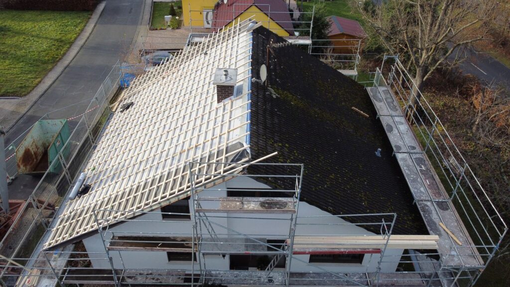 Energetische Dachsanierung mit großer Dachgaube – Zimmerei & Holzbau Seitz im Spessart
