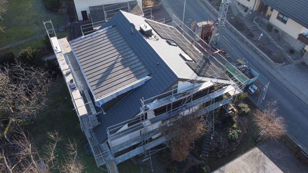 Energetische Dachsanierung mit großer Dachgaube – Zimmerei & Holzbau Seitz im Spessart