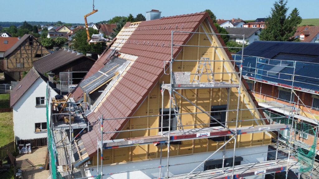 Energetische Dachsanierung mit Holzfassade – Zimmerei & Holzbau Seitz im Spessart