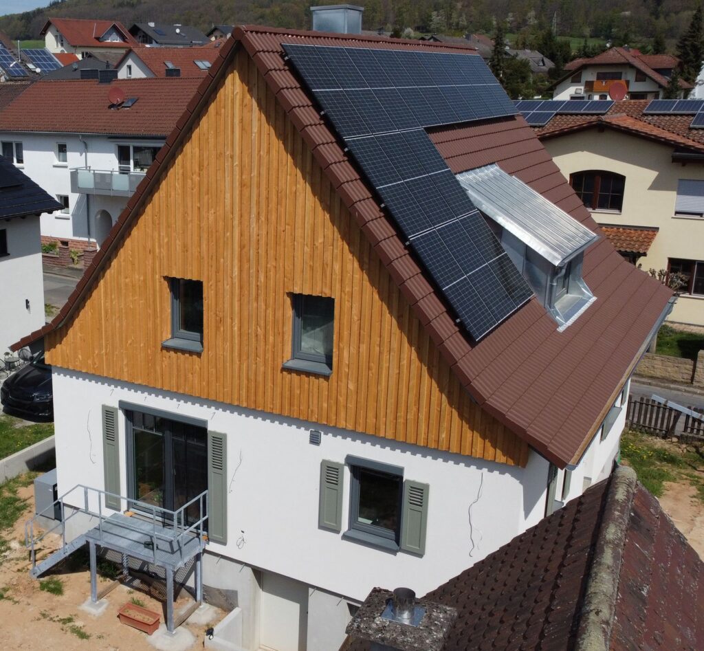 Energetische Dachsanierung mit Holzfassade – Zimmerei & Holzbau Seitz im Spessart