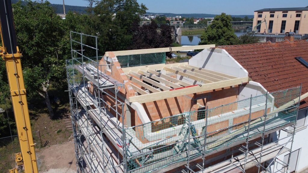 Neubau Doppelhaushälfte mit Satteldach – Zimmerei & Holzbau Seitz im Spessart