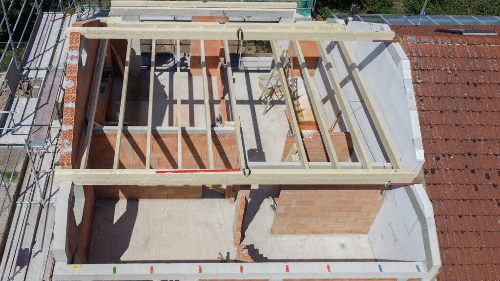 Neubau Doppelhaushälfte mit Satteldach – Zimmerei & Holzbau Seitz im Spessart