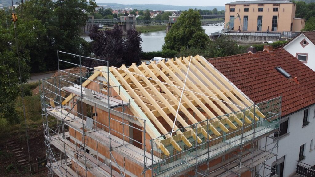 Neubau Doppelhaushälfte mit Satteldach – Zimmerei & Holzbau Seitz im Spessart