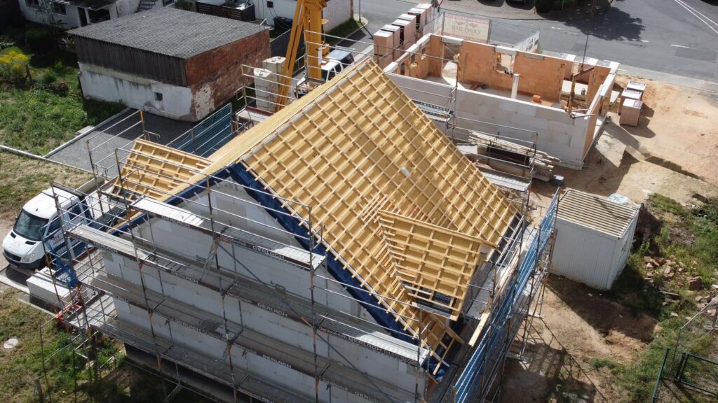 Neubau Doppelhaushälften mit Satteldachgauben – Zimmerei & Holzbau Seitz im Spessart