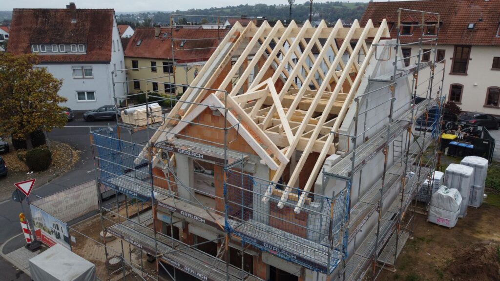 Neubau Doppelhaushälften mit Satteldachgauben – Zimmerei & Holzbau Seitz im Spessart