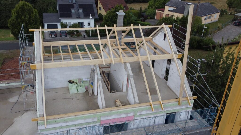 Neubau Einfamilienhaus mit Dachgaube – Zimmerei & Holzbau Seitz im Spessart