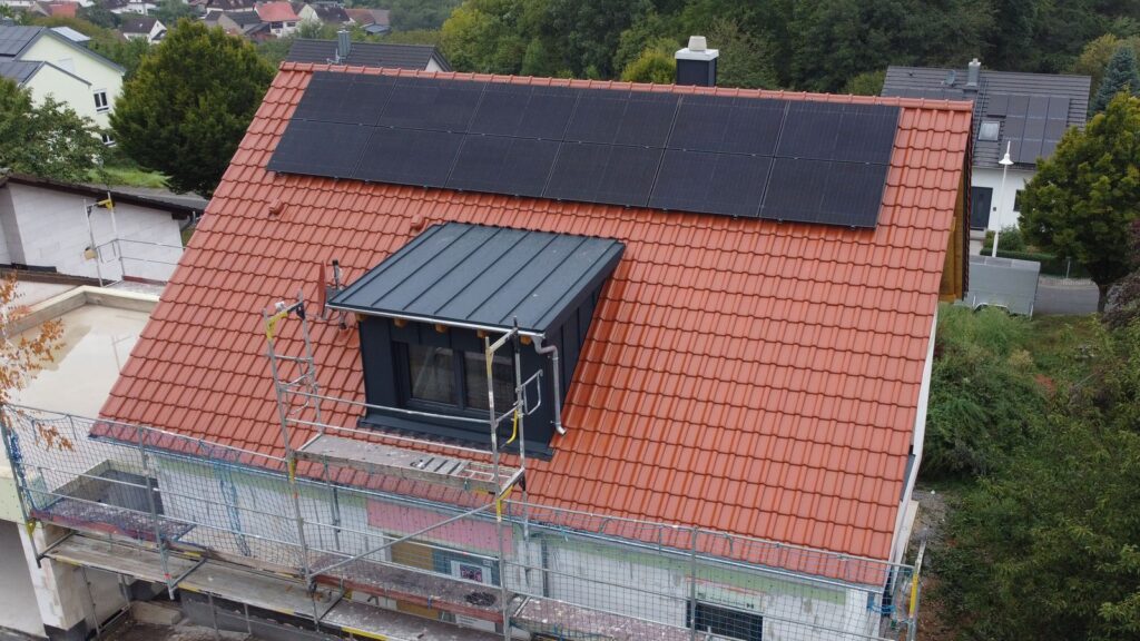 Neubau Einfamilienhaus mit Dachgaube – Zimmerei & Holzbau Seitz im Spessart
