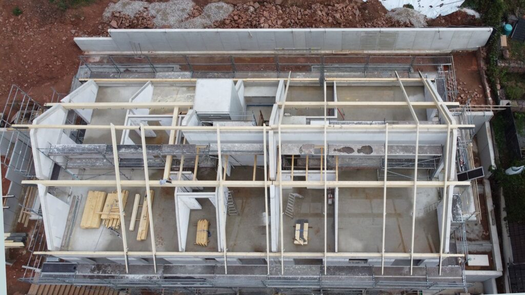 Neubau Mehrparteienhaus mit Satteldach – Zimmerei & Holzbau Seitz im Spessart