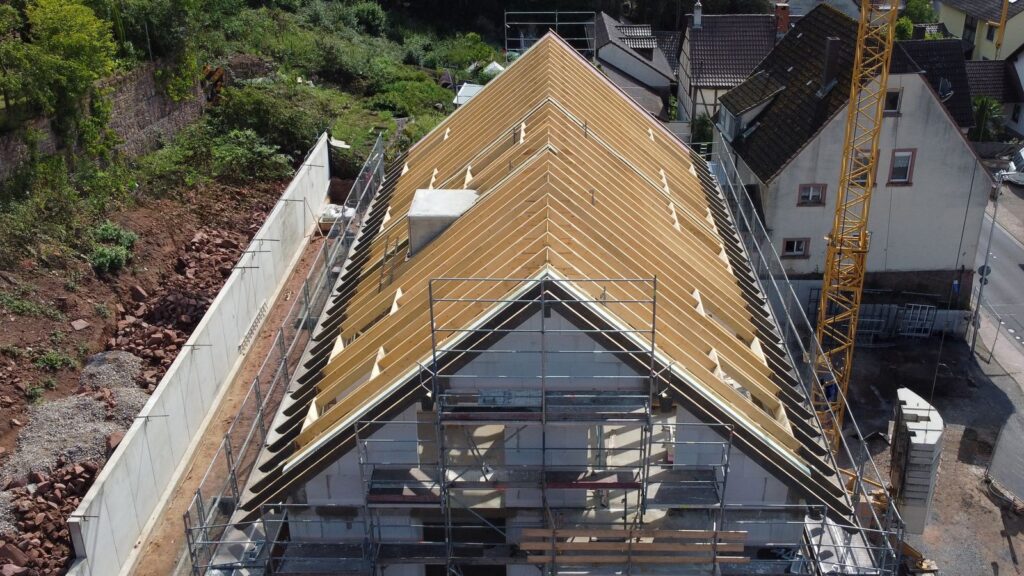 Neubau Mehrparteienhaus mit Satteldach – Zimmerei & Holzbau Seitz im Spessart